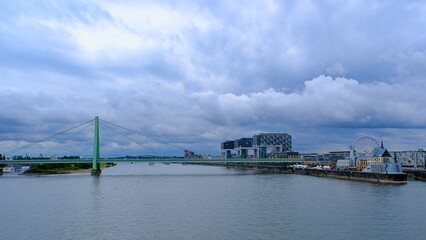 Panorama von Köln mit Rhein und Kranhäuser 