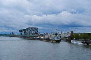Panorama von Köln mit Rhein und Kranhäuser 