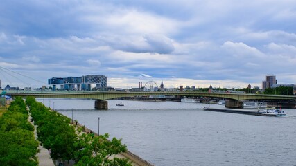 Fototapeta na wymiar Panorama von Köln mit Rhein und Kranhäuser 