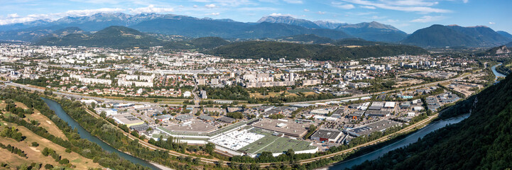 Vue panoramique de la zone commerciale de Comboire à Echirolles