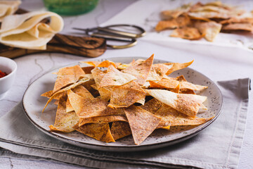 Piquant chips with paprika and dill from pita bread on a plate