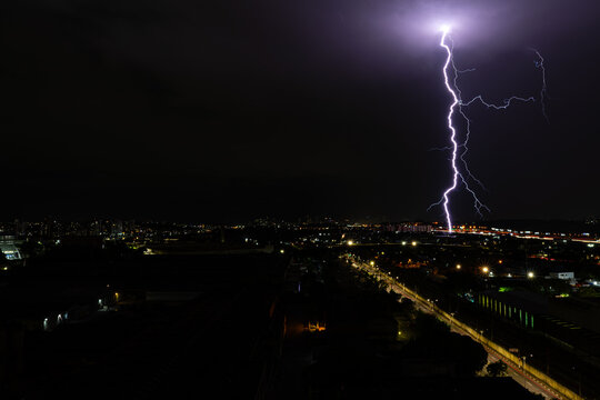 Rel&acirc;mpagos e Tempestades