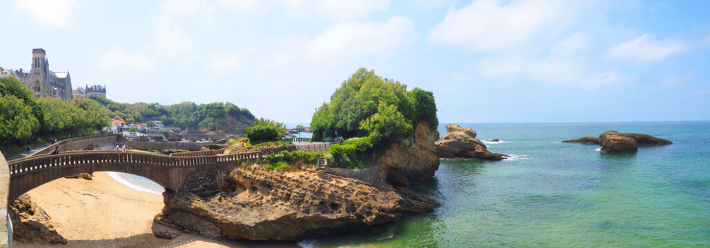 The rock of Basta, less famous than that of the Virgin, is a small promontory judiciously located between the fishermen's port and the Grande Plage of Biarritz. It is a pleasant place to walk.