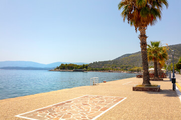 Grecja, niebieskie morze, żaglówki, zabytkowe miasteczka i romantyczne uliczki. Piękne wakacyjne...