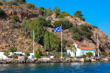 Grecja, niebieskie morze, żaglówki, zabytkowe miasteczka i romantyczne uliczki. Piękne wakacyjne widoki. Wakacje na greckich wyspach. - obrazy, fototapety, plakaty