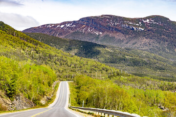 Obraz premium Highway leading towards a mountain
