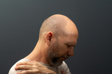 Naklejka premium Man in his 50s, emotionally shaken showing stress or pain gesture. Feeling weak or depressed.