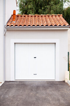 Porte de garage d'une maison dans un lotissement