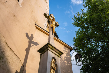 Krzyż przedstawiający Jezusa Chrystusa pod kościołem Rzymsko Katolickim w małej miejscowości...