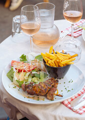 Assiette de tapas dans un restaurant Français avec des frites et du rosé 