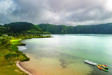 Lagoa das Sete Cidades na freguesia das Sete Cidades na Ilha de São Miguel nos Açores. 