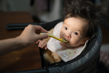 ご飯を食べる赤ちゃん