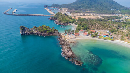 Obraz premium high angle shot Aerial view of sea ​​bay in Thailand