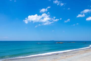 夏の日本海、島根県の海岸から見る空と海