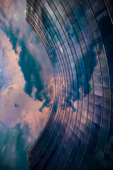 Fotografía de arquitectura mezclada con los reflejos de los cielos, textura de nubes y...