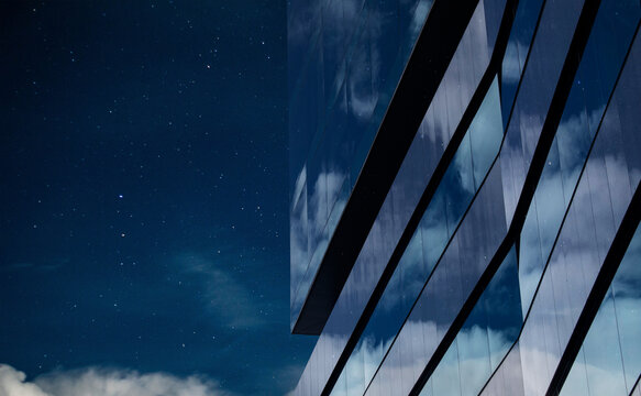 Fotograf&iacute;a de arquitectura mezclada con los reflejos de los cielos, textura de nubes y composiciones