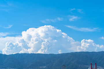 六甲山と入道雲