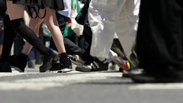 【社会】人々が歩いて移動する東京の渋谷スクランブル交差点　スローモーション	