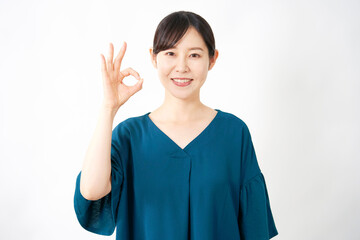 OKサインするミドルエイジの女性　白背景