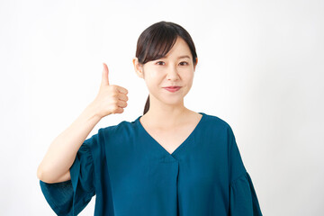 グッドポーズする女性　白背景