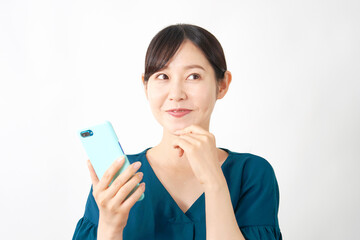 スマートフォンを持って想像する女性　白背景