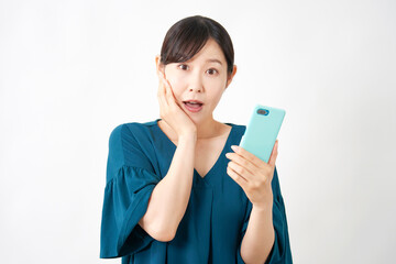 Naklejka premium スマートフォンを持って驚く女性 白背景