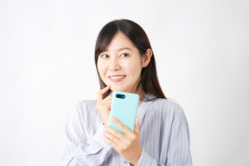 スマートフォンを持って想像するミドルエイジの女性