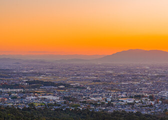 夕暮れ時の若草山