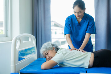 Obraz premium Asian women were cared for by nurses who tracked their health and musculoskeletal, shoulder and mental physiotherapy for elderly women.