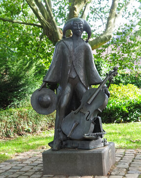Sculpture named juggler and mus by Miachel Franke in the park of the Castle Schloss Neersen in Germany