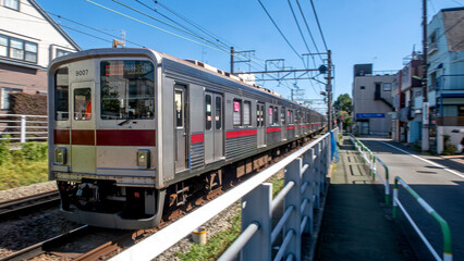 都会を走る電車