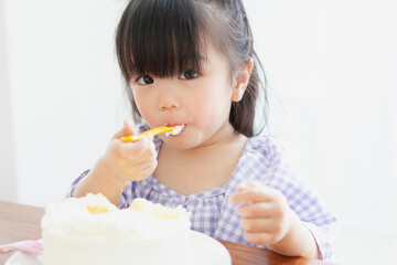 ケーキを食べる赤ちゃん