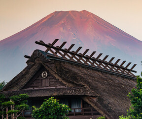 忍野村から富士山とかやふき屋根
