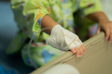 Fototapeta na wymiar hands of baby in hospital