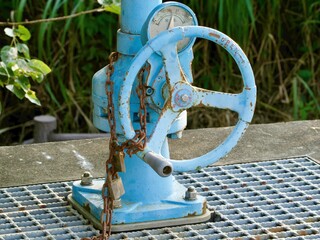 水色の古いバルブのハンドル
