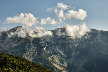 Estate sulle creste della Maiella con nuvole e roccia