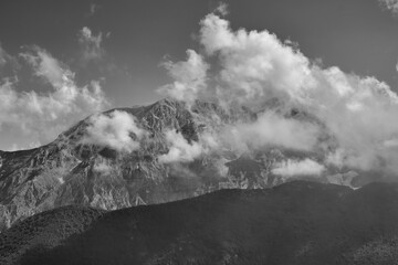 Estate sulle creste della Maiella con nuvole e roccia