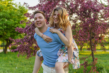 Obraz premium This pic captures a young couple goofin' around in the park. It's all about that joy, good times, fun evening, great relationship, and carefree vibes