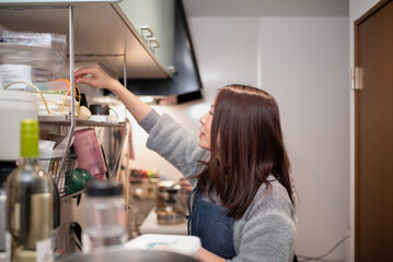 Fototapeta na wymiar 料理を作る女性