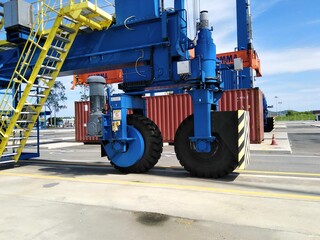 Rubber-tyred container cranes in the harbor