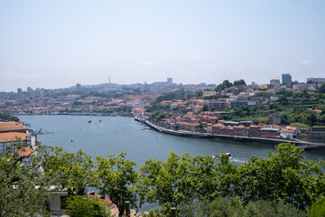 El Río Duero de Oporto: Un remanso dorado que captura la belleza natural y la magia serena de esta encantadora ciudad costera. © Beatriz