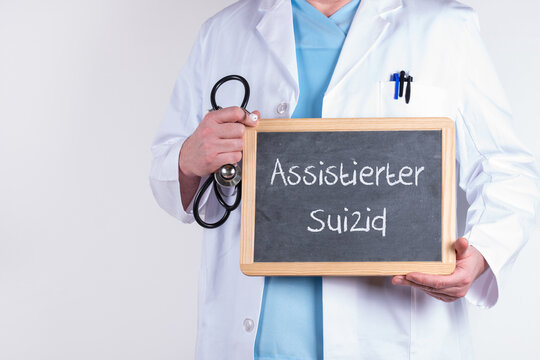 Arzt mit einer Tafel auf der assistierter Suizid steht