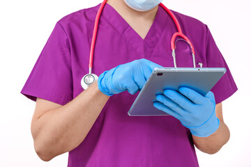 Lekarz pracujący  z tabletem w dłoni 