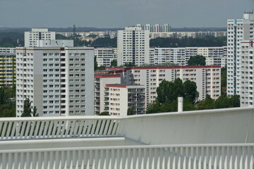 Blick von der Aussichtsplattform Wolkenhain auf Wohnbauten im Berliner Bezirk Marzahn-Hellersdorf - 629446899