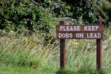 please keep dogs on lead sign in a country park
