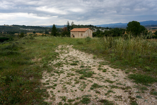 La&ntilde;o, Trevi&ntilde;o, Espa&ntilde;a. En lo alto de una peque&ntilde;a colina  la ermita de Nuestra Se&ntilde;ora de Granado, cuya construcci&oacute;n data de finales del siglo XIII.