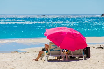 Photo sur Plexiglas Plage de Camps Bay, Le Cap, Afrique du Sud Lounger chairs and parasol umbrellas on sandy beach in Cape Town