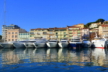 France, côte d'azur,  Cannes, le quai saint Pierre vu du vieux port.
