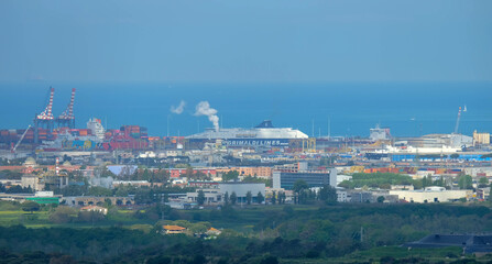 Grimaldilines am Strand von Livorno in Italien mit Industriehafen