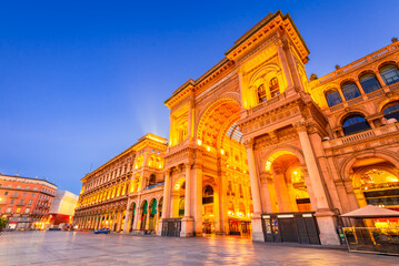 Obraz premium Milan, Italy. Piazza del Duomo illuminated in morning twilight.